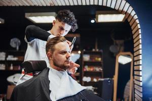 hombre peluquero haciendo corte de pelo barba hombres adultos en la peluquería de hombres