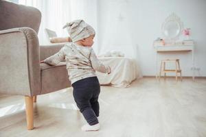 silla de bebé feliz al lado de una habitación luminosa foto