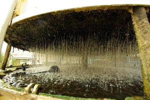 flujo de agua en la antigua torre de refrigeración foto