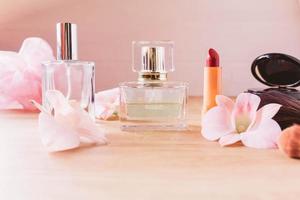perfumes y cosméticos de maquillaje sobre fondo de madera foto