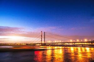 cielo azul sobre la ciudad de noche foto