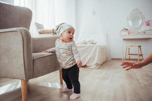 silla de bebé feliz al lado de una habitación luminosa foto