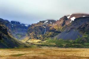 suaves laderas de montañas cubiertas de nieve y glaciares. Islandia maravillosa en la primavera. foto