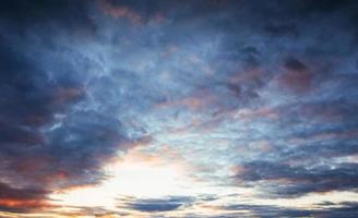 dramático paisaje nublado de tormenta, con extrañas formas de nubes foto