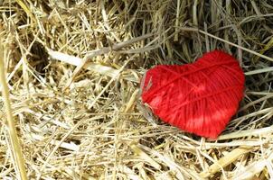 fondo del día de san valentín con corazones rojos sobre paja. lugar para tu texto foto