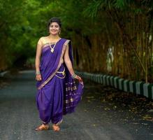 India hermosa joven tradicional en sari posando al aire libre foto