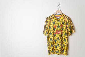 bangkok, tailandia - 18 de enero de 2022 - camiseta retro del arsenal camiseta temporada 1991-1993 foto