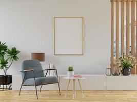 maqueta de póster con marcos verticales en la pared vacía en el interior de la sala de estar con sillón de terciopelo rosa.