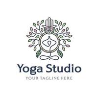 logotipo de estudio de yoga con icono de atrapasueños y símbolo de mano vector