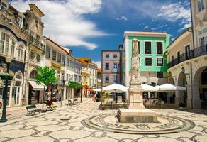 aveiro, portugal - 13 de junio de 2017 pequeña plaza colorida en la parte histórica de la ciudad aveiro foto