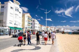 nazare, portugal, 22 de junio de 2017 gente caminando en la calle cerca de la playa del océano atlántico foto