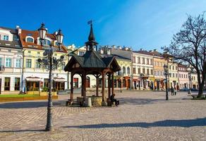 rzeszow, polonia - 20 de marzo de 2015 pozo viejo en la plaza del mercado foto