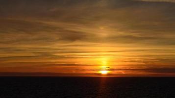hermosa puesta de sol colorida en el panorama del mar foto