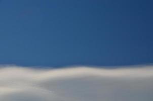 delicadas nubes blancas y cielo azul foto