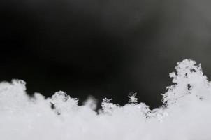 cristal de nieve en la nieve foto