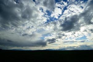 montañas y muchas nubes foto