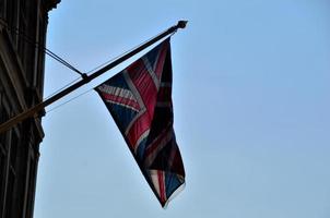 bandera británica con cielo azul foto