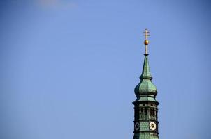 torre de la iglesia y cielo azul foto