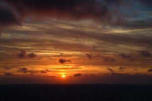 puesta de sol en barco en el mar foto