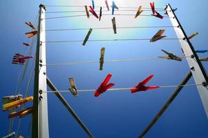 pinzas para la ropa de colores y cielo azul foto