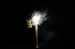 pequeños fuegos artificiales brillantes foto