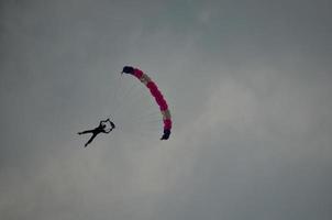 paracaidista en diagonal en el cielo foto