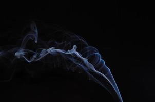 humo azul con negro foto