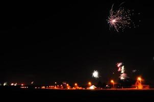 fuegos artificiales en la calle en el pueblo foto