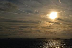 hermosa puesta de sol con muchos barcos en el mar foto