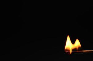 fósforo ardiendo en la noche en una fiesta foto