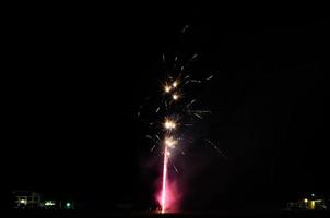 pequeños fuegos artificiales brillantes en la noche foto