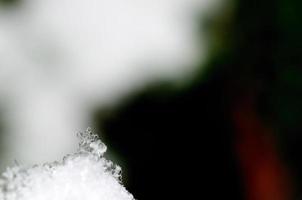 hermoso cristal de nieve y fondo colorido foto