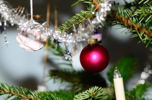 bola roja en el árbol de navidad foto