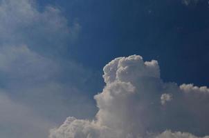 nube en el cielo foto