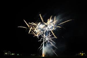 explosiones de fuegos artificiales en la noche en una fiesta foto