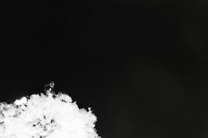 pequeño cristal de nieve negro foto