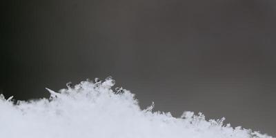 nieve con cristales y panorama gris foto