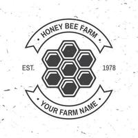 insignia de la granja de miel. vector. concepto para camisa, estampado, sello o camiseta. diseño de tipografía vintage con silueta de miel. diseño retro para el negocio de la granja de abejas melíferas vector
