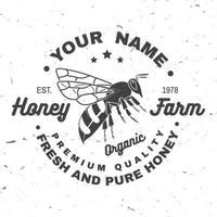 insignia de la granja de miel. vector. concepto para camisa, estampado, sello o camiseta. diseño de tipografía vintage con silueta de abeja. diseño retro para el negocio de la granja de abejas. miel fresca y pura vector