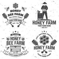 conjunto de placa de granja de abejas de miel. vector. concepto para camisa, sello o camiseta. diseño de tipografía vintage con abeja, pieza de panal, colmena y silueta de cucharón de miel. diseño para el negocio de la granja de abejas melíferas vector