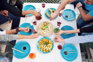 cumpleaños de amigos en un picnic foto