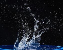 salpicaduras de agua, aisladas en un fondo negro foto