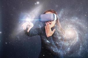 una joven hermosa obtiene emociones positivas usando gafas de realidad virtual. una mujer examina la estrella a través de la realidad aumentada. foto