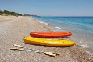 kayaks de colores en la playa. Precioso paisaje. foto