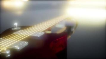 guitarra eléctrica en la oscuridad con luces brillantes video