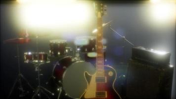Schlagzeug und Gitarre in gedämpftem Bühnenlicht. video