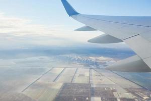 vista al ala del avión en el cielo. concepto de viaje y transporte foto