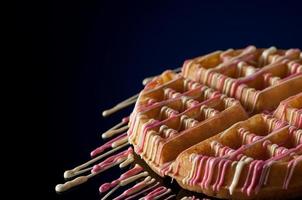 galletas redondas sobre un fondo oscuro foto