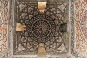 elementos de la arquitectura antigua de asia central. techo en forma de cúpula en un antiguo mosaico asiático tradicional foto