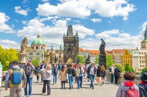 praga, república checa, 13 de mayo de 2019, los músicos callejeros tocan sus instrumentos y la gente camina foto